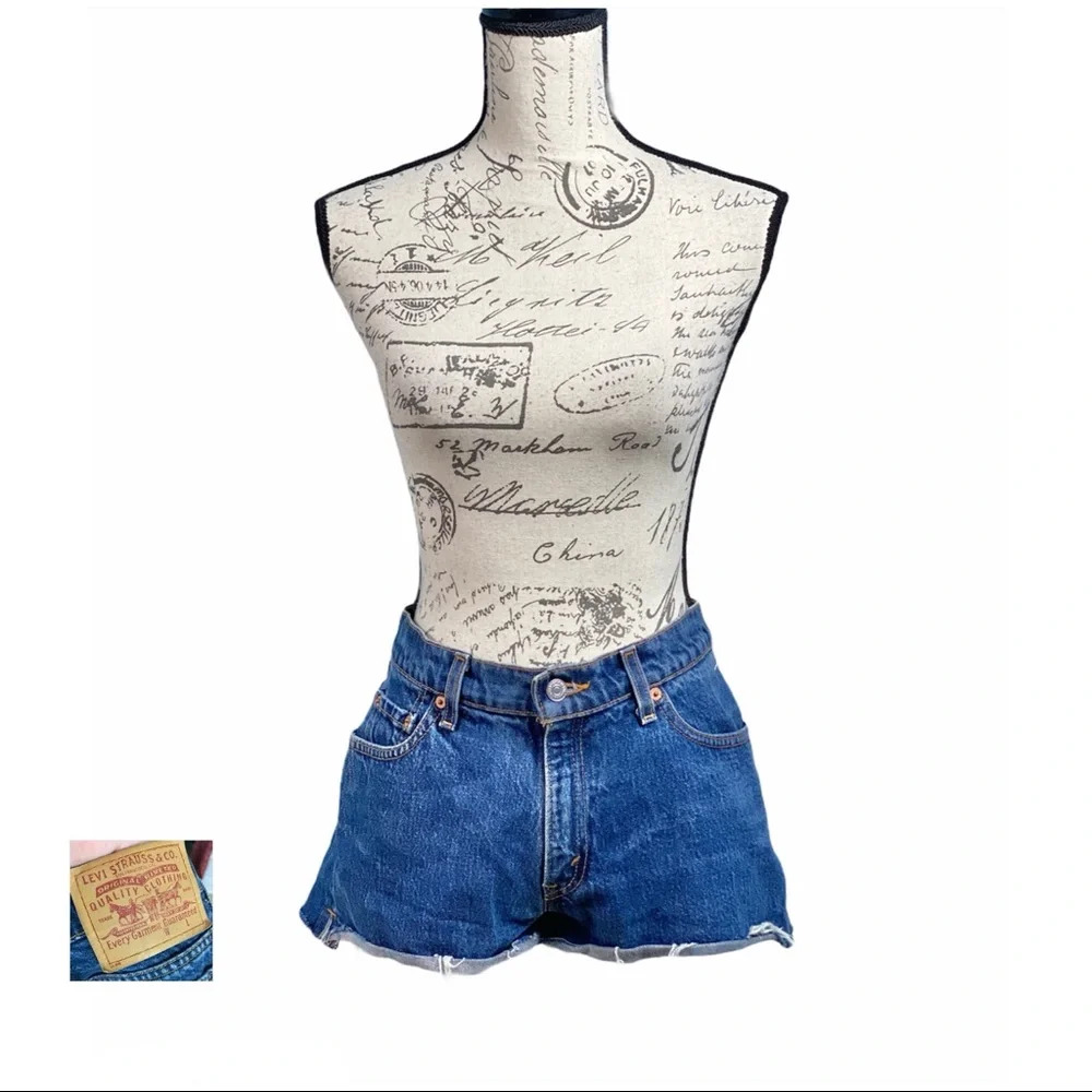 Vintage Levi’s 90s Medium Wash Cutoff Denim Shorts